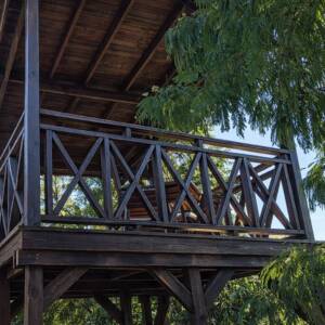 Дървен навес с парапети